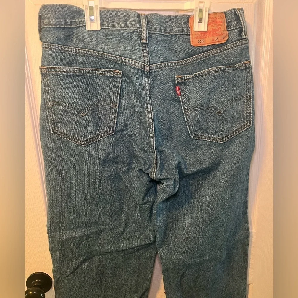 Men’s 550 Levi Blue Jeans Size 35x32 Medium Wash